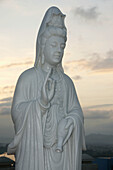 Vietnam,Statue der Göttin der Barmherzigkeit (Guanyin) bei Sonnenuntergang,Hue