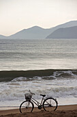 Vietnam,Geparktes Fahrrad und Strandblick am frühen Morgen,Nha Trang