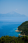 Griechenland,Chalkidiki,Bewaldete Küstenlinie mit dem Berg Athos in der Ferne,Sithonia