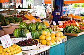 Griechenland,Wassermelone und anderes Obst und Gemüse zum Verkauf auf dem lokalen Markt,Thessaloniki,Frische Feigen aus der Region