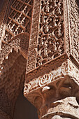 Marokko,Saadianische Gräber,Marrakech,traditionelle islamische Gravuren,Säule kunstvoll verziert
