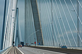 Autos auf der Pont de Normandie, Le Havre, Normandie, Frankreich