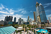 Blick über den Hotelpool zum Difc (Internationales Finanzzentrum Dubai), Dubai, Vereinigte Arabische Emirate