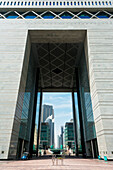 Blick durch den Bogen des Difc (Dubai International Financial Centre) Gebäudes, Dubai, Vereinigte Arabische Emirate
