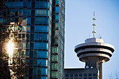 Sonnenlicht-Reflexion auf Wolkenkratzer in der Nähe von Harbor Centre Building, Downtown, Vancouver, British Columbia, Kanada