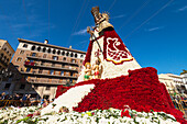 Blick von oben auf die Jungfrau De Los Desamparados (Heilige Jungfrau der Einsamen und Obdachlosen) während des Fallas-Festivals, Valencia, Spanien