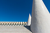 Stufen und Kegel vor dem Museu De Les Ciencies in der Stadt der Künste und Wissenschaften (Ciudad De Las Artes Y Las Ciencias), Valencia, Spanien
