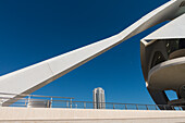 Wohnblock hinter dem Palau De Les Arts Reina Sofia in der Ciudad De Las Artes Y Las Ciencias (Stadt der Künste und Wissenschaften), Valencia, Spanien