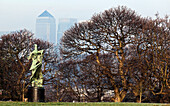 Henry Moore Statue und Canary Wharf von Greenwich Park, Greenwich, London, England, Großbritannien
