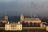 Old Royal Naval College und Canary Wharf an einem nebligen Wintermorgen vom Greenwich Park aus gesehen, Greenwich, London, England, Großbritannien