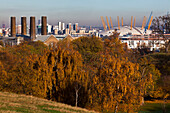 Herbstansicht des alten Kraftwerks Greenwich und der O2-Arena vom Greenwich Park, Greenwich, London, England, Großbritannien