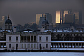 Old Royal Naval College und Canary Wharf im Schnee, London, England, Großbritannien