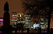 General-Wolfe-Statue im Greenwich Park bei Nacht mit Canary Wharf im Hintergrund,London,England,Großbritannien