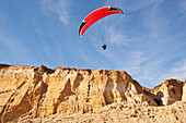 Gleitschirmflieger über der Küste im Naturpark Donana, Sevilla, Andalusien, Spanien