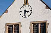 Uhr der St. John's Kirche, West Bay, Jurassic Coast, Dorset, England