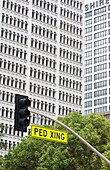 Ampel mit Gebäuden im Hintergrund,Kalifornien,USA