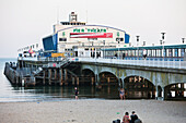 Pier Theatre am Pier von Bournemouth an einem sonnigen Tag über dem Strand von Bournemouth, Bournemouth, Dorset, England, Großbritannien
