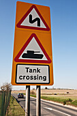 Panzerkreuzung Straßenschild auf Salisbury Plain, entlang der A360 in der Nähe des Dorfes Tilshead, Wiltshire, England, Großbritannien