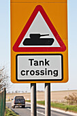 Panzerkreuzung Straßenschild auf Salisbury Plain, entlang der A360 in der Nähe des Dorfes Tilshead, Wiltshire, England, Großbritannien