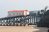 Alte Rettungsbootstation mit neuer im Hintergrund, Tenby, Pembrokeshire Coast Path, Wales, Vereinigtes Königreich