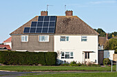 Sonnenkollektoren auf dem halben Dach einer Doppelhaushälfte, Solva Village, Pembrokeshire Coast Path, Wales, Vereinigtes Königreich