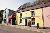 Bunte Geschäfte,Solva,Pembrokeshire Coast Path,Wales,Vereinigtes Königreich