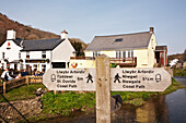Wegweiser im Dorf,Solva,Pembrokeshire Coast Path,Wales,Vereinigtes Königreich