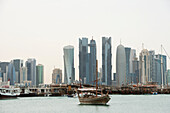 Traditionelle arabische Dhow-Boote auf der Corniche,Doha,Na,Katar