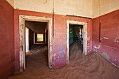 Sand in rotem Raum, Kolmanskop Geisterstadt, Namibia
