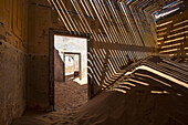 Sand im verlassenen Haus,Kolmanskop Geisterstadt,Namibia