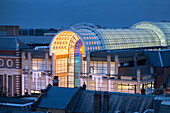 Bentalls Einkaufszentrum in der Abenddämmerung, Kingston Upon Thames, Surrey, England