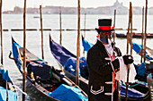 Person in venezianischem Kostüm während des Karnevals in Venedig, Venedig, Italien