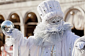 Person in venezianischem Kostüm während des Karnevals in Venedig, Venedig, Italien