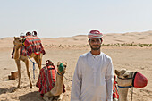 Ein lokaler Kameltreiber in einem leeren Viertel in der Liwa Oase, Liwa Oase, Abu Dhabi, Vereinigte Arabische Emirate