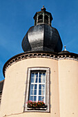 Gebäude mit einzigartiger schwarzer Struktur auf dem Dach, Dinant, Ardennen, Belgien
