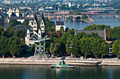 Blick auf die Stadt Koblenz und ein Boot im Fluss,Koblenz,Rheinland-Pfalz,Deutschland