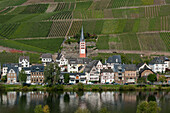Felder und ein Dorf am Rande eines Flusses im Moseltal,Zell,Rheinland-Pfalz,Deutschland