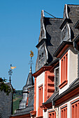 Gebäude mit einzigartigen Dächern, Bernkastel-Kues, Rheinland-Pfalz, Deutschland