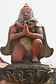 Holzstatue des Garuda auf einer Säule außerhalb eines Tempels, Bhaktapur, Nepal