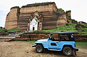 Riesige Risse in der Backsteinfassade der unvollendeten Mingun-Pagode, die durch ein Erdbeben zerstört wurde, Mandalay, Burma