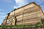 Riesige Risse in der Backsteinfassade der unvollendeten Mingun-Pagode, die durch ein Erdbeben zerstört wurde, Mandalay, Birma