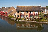 Häuser neben der Hilperton Marina am Kennet And Avon Canal, Trowbridge, Wiltshire, England