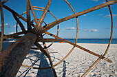 Holzgestell eines Strandschirms im Sand, Tulum, Mexiko