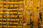 Goldschmuck in einem Schaufenster im Goldsouk, Dubai, Vereinigte Arabische Emirate