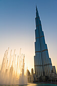Springbrunnen-Display vor dem Burj Khalifa bei Sonnenuntergang, Dubai, Vereinigte Arabische Emirate