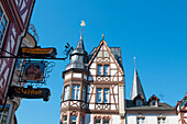 Traditionelle Architektur vor blauem Himmel,Mosel,Deutschland