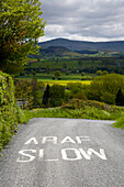 Langsames Schild an der Straße, Brecon Beacons, Wales