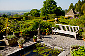 Eine Bank in den Gärten, Milton Lodge Gardens, Wells, Somerset, England