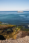 Kreuzfahrtschiff im arktischen Ozean, Spitzbergen, Norwegen