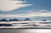 Blick auf die tief hängenden Wolken entlang der Küste von Svalbard,Svalbard,Norwegen